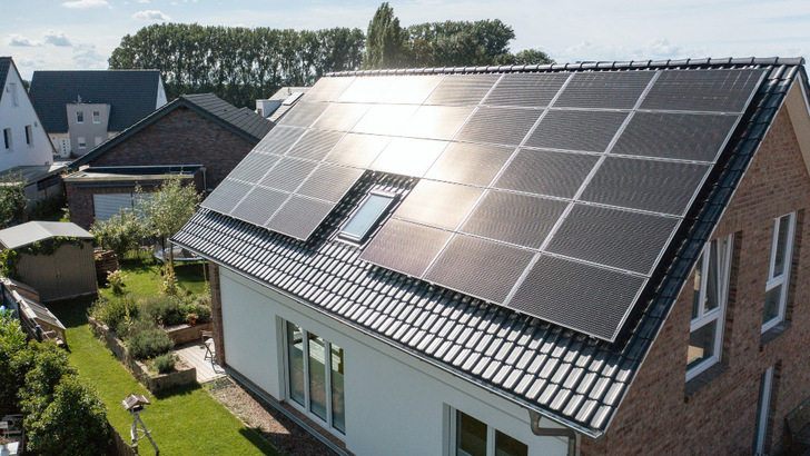 Immer mehr private Eigenheimbesitzer setzen auf eigenen Solarstrom – Direktvermarktung lohnt jedoch meist nicht.