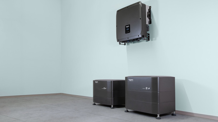 Ein System besteht aus zwei bis sechs Batteriemodulen.