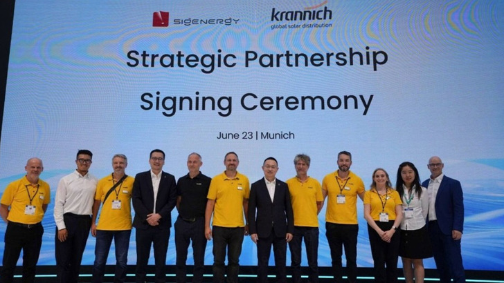 Vertreter von Sigenergy und Krannich Solar bei der Unterzeichnung ihrer Partnerschaft auf der Intersolar Europe 2026 in München.
