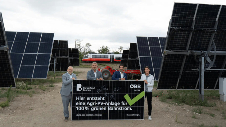 Die neue Agri-PV-Anlage liefert ihren Strom direkt ins Netz der ÖBB. Zur Inbetriebnahme sind neben Silvia Angelo (Vorständin ÖBB-Infrastruktur – rechts) und Stephan Sharma (CEO Burgenland Energie – 2.v.r.) auch Matthias Grün (Vorstandsvorsitzender Esterhazy Betriebe – links) und Landesrat Heinrich Dorner (2.v.l.) gekommen.