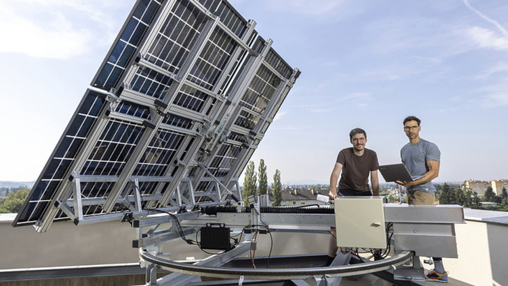 Mit dem zweiachsigen Tracker haben die Forscher um Armin Buchroithner (rechts) und Thomas Neubauer eine Möglichkeit entwickelt, die Erträge von Dachanlagen zu erhöhen und die Module zu schützen.