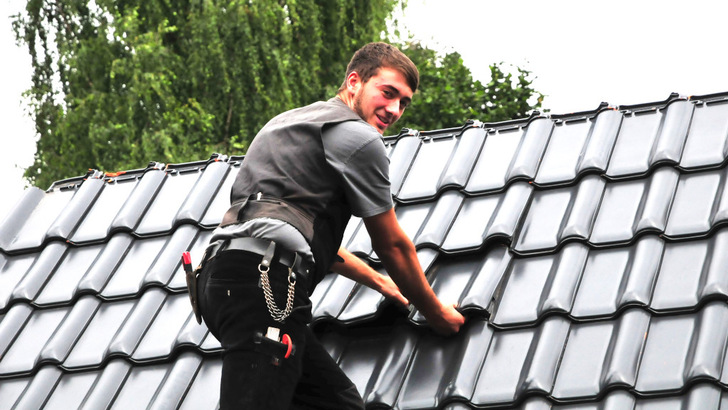 Die Dachdecker hoffen weiterhin auf ein starkes Standbein im Solargeschäft.