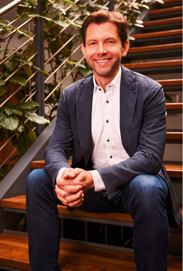 Julius Möh﻿rstedt
 hat an der TU München Maschinenbau studiert. Sein beruflicher Einstieg bei IBC Solar erfolgte 2016 als Projektmanager. Nach zwei Jahren übernahm er die Funktion des Vorstands­assistenten und erhielt weitreichende Einblicke in die strategische Unternehmensführung. Ab 2021 verantwortete er als Leiter Corporate Sales Services zentrale Bereiche wie Vertrieb und Marketing. Anschließend folgte die Position des Senior Vice President für die Region Zentraleuropa. Im Herbst 2025 übernahm er die Geschäftsführung von IBC Solar als CEO.