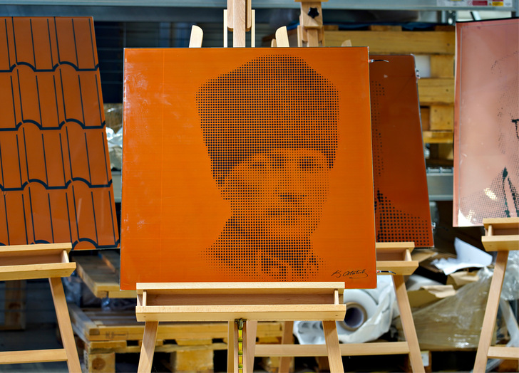 Shadecut: komplexe Muster und Motive auf dem Solarmodul. Hier ein Bild von Kemal Atatürk.