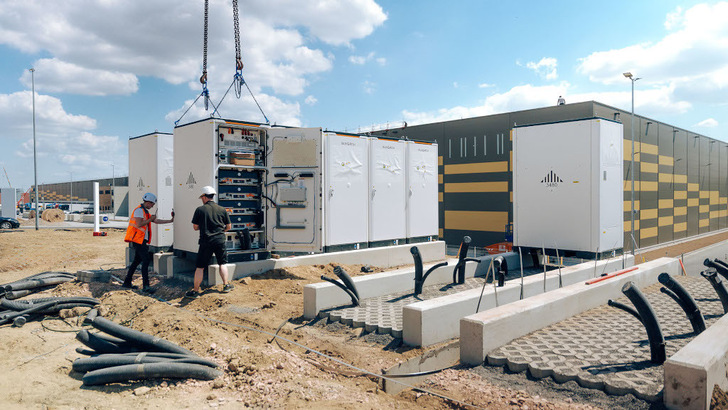 Die Speicherlösung besteht aus 27 Modulen und der Trafostation.