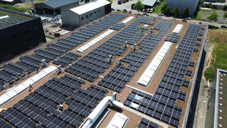 Die Nachrüstung von Gründächern mit Solaranlagen und die Planung eines vorgeschriebenen Schutzes gegen Absturz zeigen unsere Experten von Ernst Schweizer und Solid-C im Webinar.