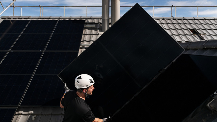 Auf der Konferenz wird es auch um die aktuellen Regeln zur Installation von Solaranlagen auf Steildächern gehen.