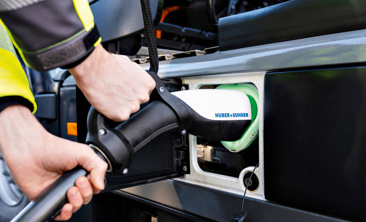 Hohe Ladeleistungen werden für den Umstieg des Güterverkehrs auf batterieelektrischen Antrieb notwendig. Denn die Fahr­zeuge müssen schnell wieder einsatzbereit sein – nicht nur auf der langen Strecke.