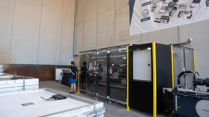 Die neue Maschine trennt die Rahmen vom Glas der Altmodule.