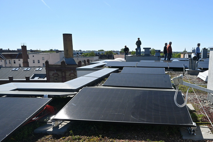 Eigentümergemeinschaften wollen Solaranlagen, scheuen aber die komplexen rechtlichen Vorgaben.