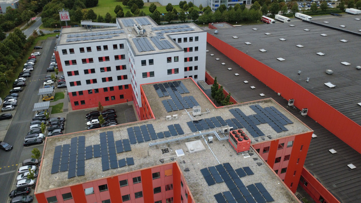 Luftaufnahme der solaren Infrastruktur auf den Gebäudeteilen.