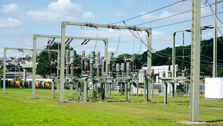 Im Smart Grid arbeiten digitale Ortsnetzstationen, die Mittelspannung in Niederspannung umwandeln.