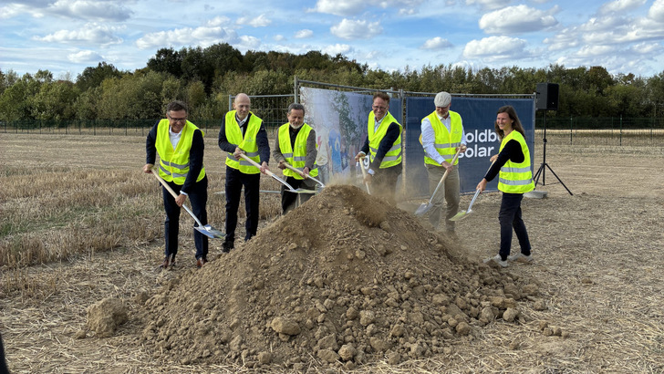 Der Spaten für das Projekt "Sonnenweg" ist gestochen. Demnächst stehen auf der Fläche drei verschiedene Agri-PV-Technologien.