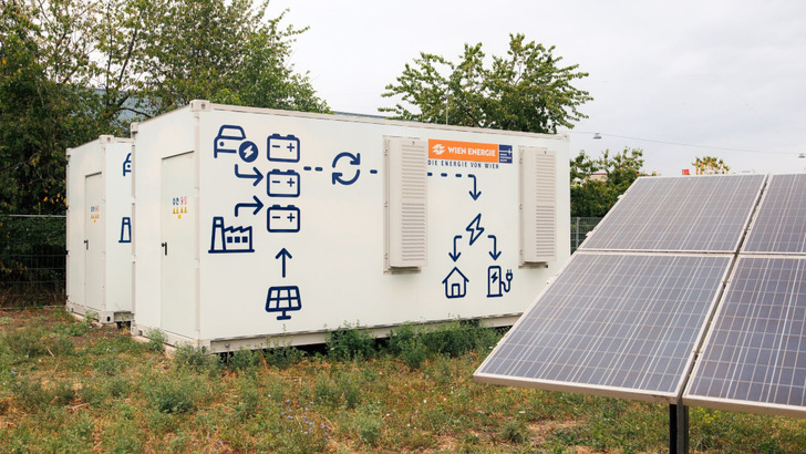 Wenn der Speicher mit einer Solaranlage kombiniert wird, läuft er netzdienlich und sollte von Netzentgelten befreit sein, so die Argumentation der Branche.