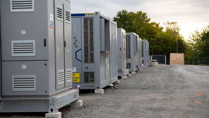 Der Batteriespeicher hat 40 Megawattstunden bei einer Netzanschlussleistung von 15,5 Megawatt.