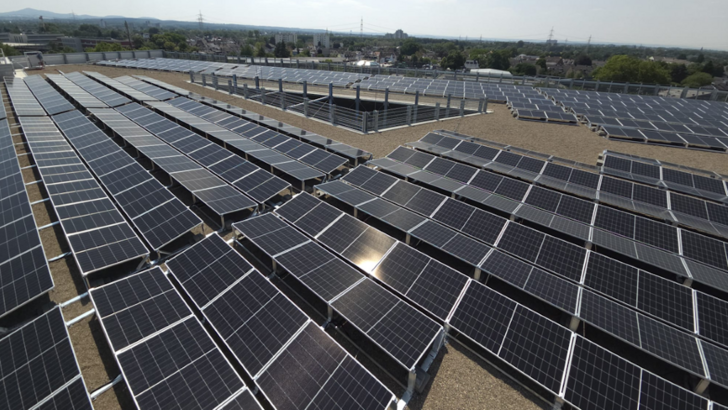Installation der Solarmodule auf dem Dach des Parkhauses.