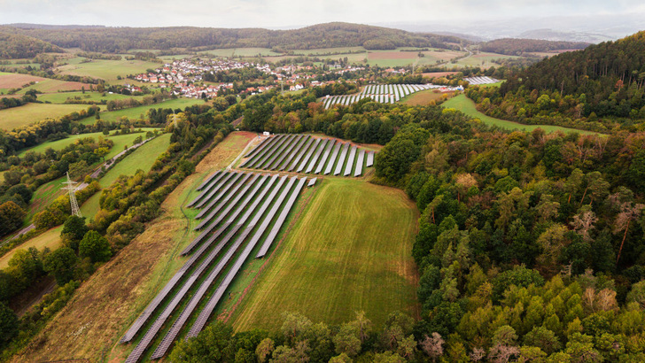 Der Solarpark in Sinntal aus der Vogelperspektive.
