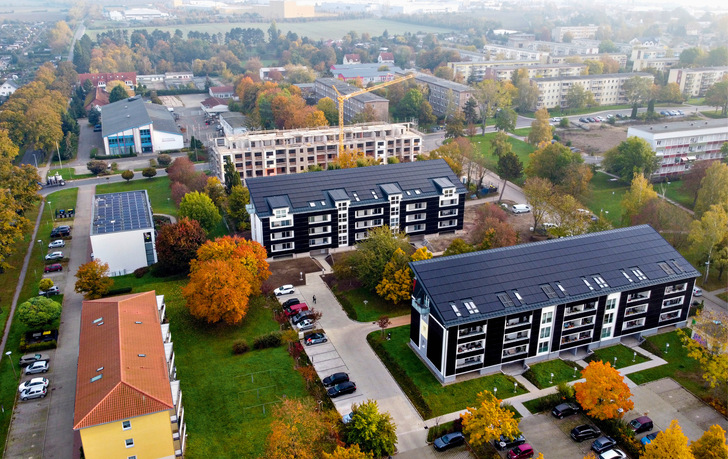 Große Solardächer sind die Basis, damit Wohngebäude überhaupt wirtschaftlich saniert werden können.
