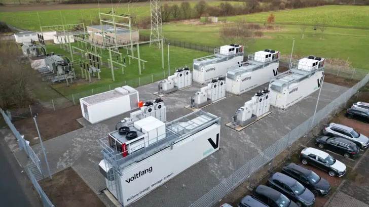 Der Großspeicher liefert 20 Megawattstunden und eine verfügt über eine Leistung von 9,5 Megawatt – und einen Netzanschluss.