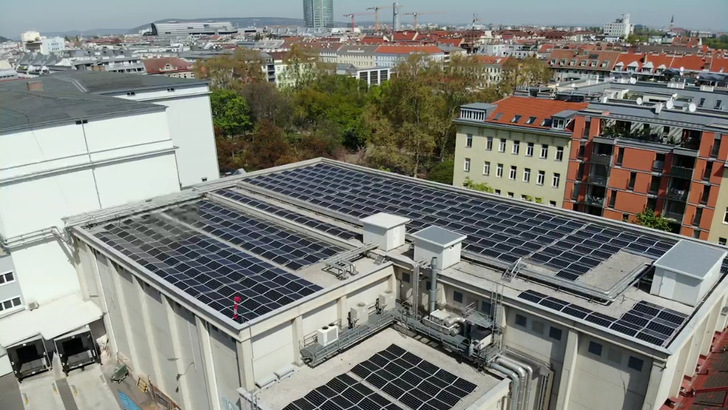 Wenn das Unternehmen den Solarstrom selbst verbraucht, ist der Bau der Anlage in Zukunft genehmigungsfrei.