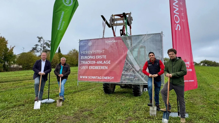 Der Spaten ist gestochen: Landwirt Hubert Büchele (2.v.l.) und Mark Kugel von Sonntag Energy (2.v.r.) starten gemeinsam mit Vertretern der Stadt Überlingen den Bau der Trackeranlage, die die Erdbeeren schützt.