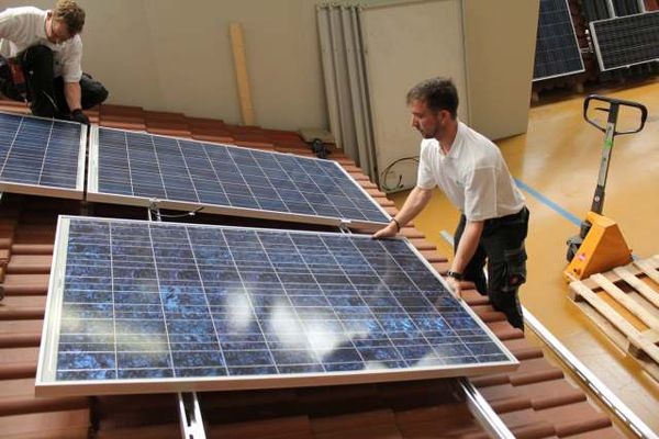 Während Helmut Wanner (links) ein Modul an den Halterungen festschraubt, legt sich Daniel Wiedmaier ein weiteres zurecht.