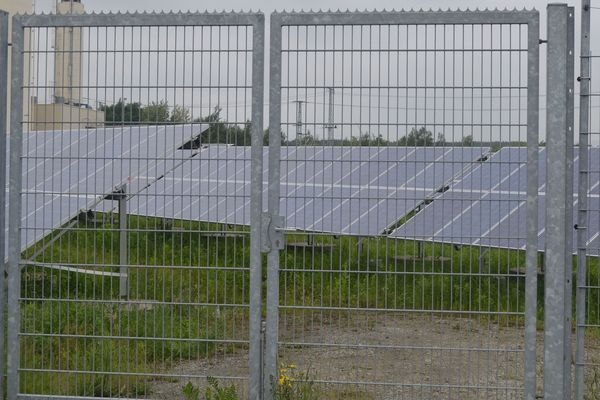 Ein Zaun allein schützt die Photovoltaikanlage nicht vor Dieben.