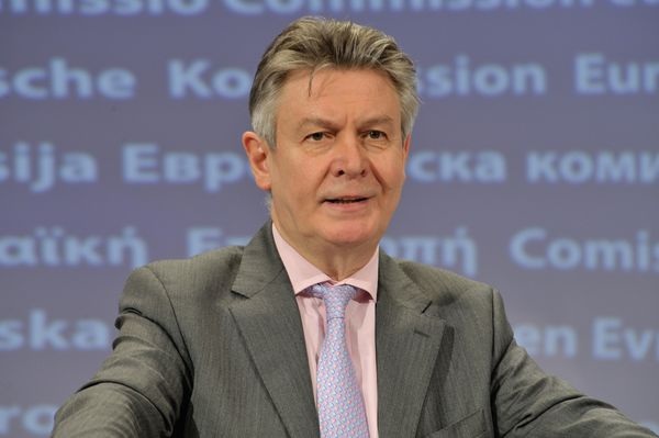 Mit der Entschiedung, nur elf Prozent Zoll zu verlangen, hat Handleskommissar Karel De Gucht die Hoffnung auf eine einvernehmliche Lösung verlängert. - © Foto: Europäische Kommission
