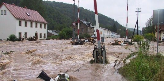 Wenn die Solaranlage nicht oberhalb des Hochwasserpegels abschaltbar ist, sollte der Fachmann zu Rate gezogen werden.