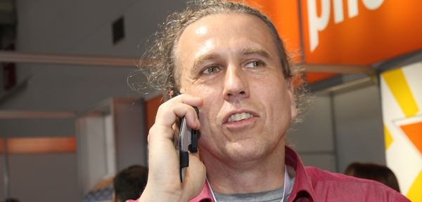 Chefredakteur Heiko Schwarzburger ruft den Hauptgewinner an, um ihn über sein Glück zu informieren. - © William Vorsatz
 Chefredakteur Heiko Schwarzburger ruft den Hauptgewinner an, um ihn über sein Glück zu informieren.