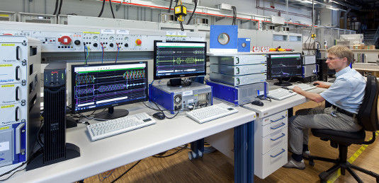 Mit dem neu entwickelten Messsystem können die Forscher die Wechselrichter beobachten. - © Fraunhofer ISE
