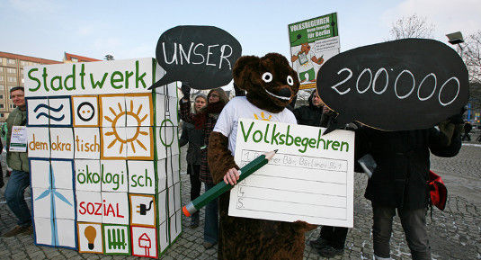 Der Berliner Energietisch hat seine eigene Zielsetzung um mehr als 27.000 Unterschriften übertroffen.