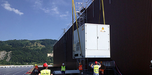 Vor wenigen Tagen hat der Schweizer Solarkraftwerksspezialist Tritec die größte Photovoltaikanlage der Schweiz in Betrieb genommen. Die Trafostationen haben die Installateure erstmals auf das Dach gebaut, auf dem die Anlage steht. - © Tritec
