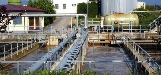 Kläranlagen verbrauchen viel Strom. Das Lastprofil ist relativ gleichmäßig über den Tag verteilt, so dass der Eingenverbrauch von Solarstrom kalkulier ist.