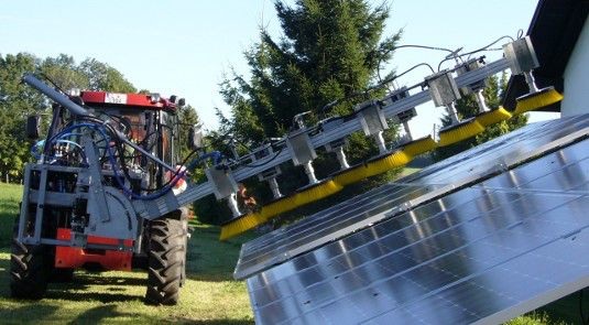 Der Geräteträger für die Tauchbürsten, um die Solarpaneele schnell und schonend zu reinigen. Einen ähnlichen Träger kann man für die Winterberäumung verwenden.