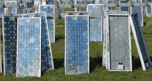 Die Mengen der gesammelten Altmodule wächst monatlich an. Die werden verschrottet und als Altglas verwertet. Ab Februar 2014 gelten dafür neue Vorschriften.