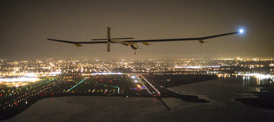 Kurz vor Mitternacht befindet sich das Solarflugzeug auf dem Landeanflug auf den John F. Kennedy International Airport in New York. - © SolarImpulse
