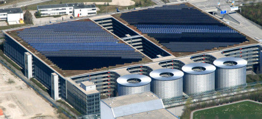 Auf dem Dach des Parkhauses der Messe München, wo noch vor drei Wochen die Solarbranche auf der Intersolar Europe Zuversicht ausstrahlte, stromt eine Solaranlage von Gehrlicher.