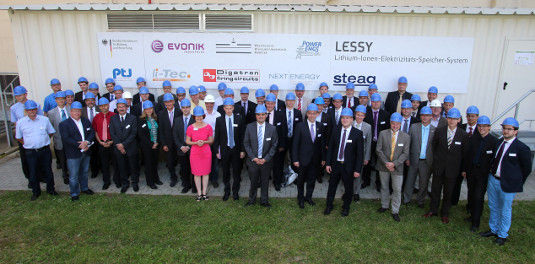 Großspeicher sind in der Lage, Netzdienstleistungen zu erbringen. Der Testspeicher in Völklingen soll das nachweisen. Bei der Inbetriebnahme waren die Projektpartner anwesend.