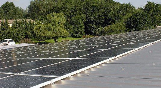 Etwa 80 Prozent des Strom aus der eigenen Dachanlage verbraucht der Druckplattenhersteller COE in Stuhr bei Bremen selbst. - © Centrosolar
