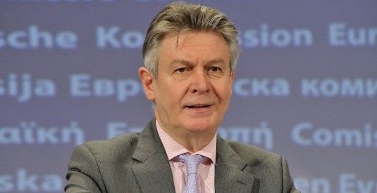 Handelskommissar Karel De Gucht verkündet die Einigung im Handelsstreit um chinesische Importe von Solarmodulen. - © Europäische Kommission
