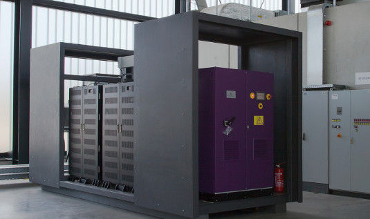 Ein Batterieblock von Younicos hat eine Lesitung von 200 Kilowatt. Die Akkus kommen aus Korea von Samsung SDI.