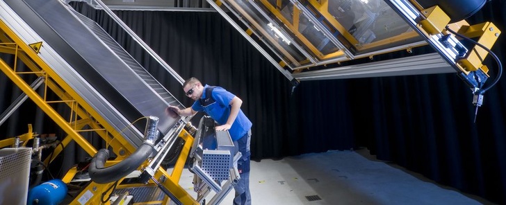Solarlabor Köln Kombinierter Sonnensimulator TÜV Rheinland.jpg: Der TÜV Rheinland prüft die Hybridmodule. Dazu wurde ein Sonnensimulator adaptiert.