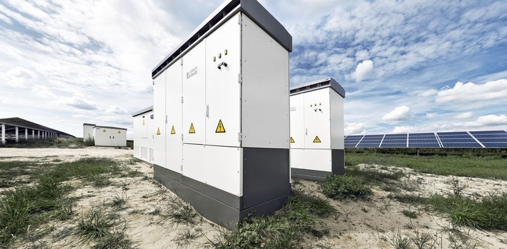 Große Wechselrichter können das Netz wirksam entlasten und erheblich Kosten für den Netzumbau sparen. Doch dazu müssen sie mit den Leitwarten der Netzbetreiber kommunizieren dürfen.