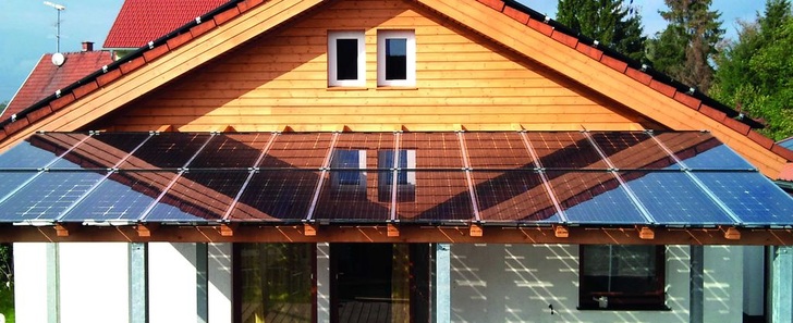 Semitransparente Doppelglasmodule mit nur zwei Millimeter dünnen Gläsern eignen sich für Carports oder Wintergärten. Neben Sonnenstrom bieten sie ein schattiges Plätzchen und eine ansprechende Optik.