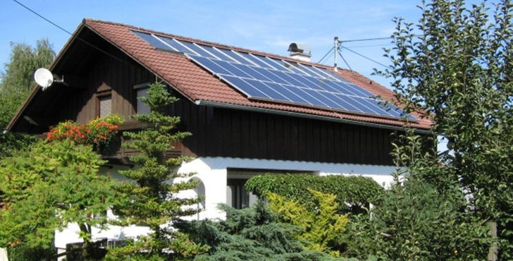 Kein seltenes Bild mehr: eine PV-Anlage auf einem Hausdach in Österreich. - © Mea Solar
