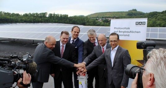 Bei der Inbetriebnahme des Solarparks im saarländischen Sulzbach war neben den Projektentwicklern auch die Landespolitik in Gestalt von Wirtschaftsminister Heiko Maas anwesend. In Zukunft will die RAG weitere Solarparks auf den ehemaligen Bergbauflächen e - © Wirsol
