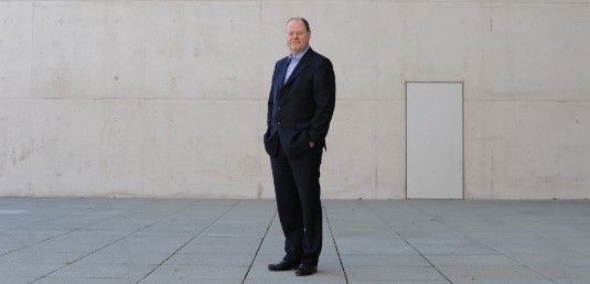 In Sachen Energiepolitik will Steinbrück die Hände aus den Taschen nehmen und die Herausforderung stemmen. Das neue Maßnahmenpaket, das die SPD im Falle des Wahlsieges umsetzen will, zeigt gute Ansätze, ist aber nicht unumstritten.