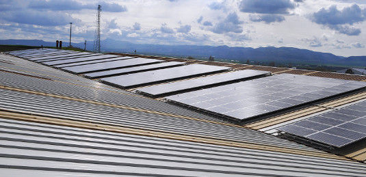 Den größten Teil des Solarstroms vom Dach nutzt das türkische Unternehmen selbst. - © Enerparc/Mounting Systems

