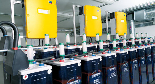 Mit Stromspeichern können Unternehmen Solarstrom dann nutzen, wenn sie ihn brauchen. So vermeiden sie hohe Strompreise für Spitzenlasten und haben gleichzeitig eine Notstromversorgung, wenn das Netz ausfällt.